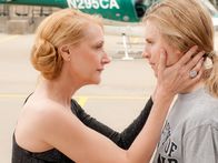 The East – Seit einigen Wochen herrscht Angst bei den reichen Vorständen und vermögenden Konzernbossen. Denn eine Terrorgruppe, die sich "The East" nennt, macht ihnen schwer zu schaffen. Da schickt Sharon (Patricia Clarkson, l.), Chefin der privaten Sicherheitsfirma "Hiller Brood", ihren besten "Mann" in den Kampf gegen die Öko-Terroristen: die ehemalige FBI-Agentin Sarah Moss (Brit Marling, r.) ...