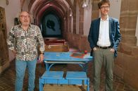 Heimat der Rekorde – Kabarettist Urban Priol (links) mit dem Leiter des Nürnberger Schulmuseums Dr. Mathias Rösch. Weiteres Bildmaterial finden Sie unter www.br-foto.de.