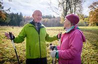 Sturm der Liebe – Hildegard (Antje Hagen, r.) zieht Alfons (Sepp Schauer, l.) liebevoll damit auf, dass er ausgerechnet für Werner Partei ergreift.