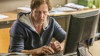 Der Lehrer – Stefan Vollmer (Hendrik Duryn) versucht einer Schülerin, die gemobbt wird, gegen ihren Willen zu helfen. Als er herausfindet, auf welchen Internetseiten sie sich bewegt, ist er etwas erstaunt.