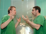 In aller Freundschaft – Streit vor dem OP wegen Ramona Schall: Dr. Barrach (Axel Wandtke, li.) und Dr. Straub (Gunter Schoss).