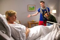 In aller Freundschaft – MDR Fernsehen IN ALLER FREUNDSCHAFT FOLGE 575, "Sturmwarnung" Uhr. Ines Zeiler (Heike Jonca) hat erfahren, dass ihr Krebs nicht mehr heilbar ist und dass sie sterben wird. Ihr Sohn Felix (Philipp Moschitz) ahnt davon nichts, als er mit seiner Mutter Streit bekommt. Felix will sich gerade als Comiczeichner etablieren, doch seine Mutter besteht plötzlich energisch darauf, dass er im Leben einmal etwas zu Ende bringt - und das ist seine Lehre in einer Glaserei.