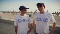 heute-show – Knallharter Einsatz am Ballermann: Fabian Köster (l.) und Lutz van der Horst (r.) versuchen, das neue Alkoholverbot auf Mallorca durchzusetzen.