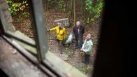Besetzt. Gesperrt. Verschlossen. Die verbotene Insel Wustrow – Edelgard und Klaus Feiler drehen seit mehr dreißig Jahren auf Wustrow jeden Stein herum und recherchieren die bewegte Geschichte der Halbinsel Wustrow. Edelgard und Klaus Feiler gemeinsam mit dem ehemaligen Offizier der Sowjetarmee Volodimir Borovsfzikh (Bild auf Wustrow entsstanden, aus einem Fenster nach unten fotografiert)