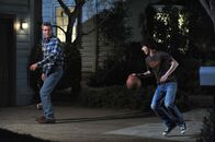 The Middle – Für Axl (Charlie McDermott, r.) steht das letzte Footballmatch der Saison an, doch, wenn es nach Mike (Neil Flynn, l.) geht, dann wird sein Sohn nicht dabei sein ...