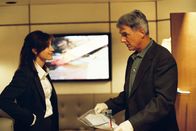 Navy CIS – In seinem neuen Fall arbeitet Gibbs (Mark Harmon, r.) sehr eng mit Kate (Sasha Alexander, l.) zusammen, die mit Major Kerry, für den der Tote eingesprungen war, ein Verhältnis hatte ...
