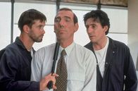 Die üblichen Verdächtigen – McManus (Stephen Baldwin, li.) und Keaton (Gabriel Byrne, re.) haben Kobayashi (Pete Postlethwaite, Mi.) in ihre Gewalt gebracht.