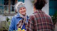 Sturm der Liebe – Nicole (Dionne Wudu, r. mit Antje Hagen, l.) ist äußerst angetan von einem heimlichen Unterstützer.