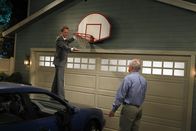 How I Met Your Mother – Das Zusammentreffen von Barney (Neil Patrick Harris, l.) und seinem Vater Jerry (John Lithgow, r.) verläuft anders als gedacht ...