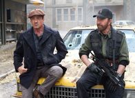 The Expendables 2 – Barney Ross (Sylvester Stallone) und Booker (Chuck Norris, re.) kennen sich von früher.