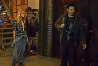 The Strain – Dutch (Ruta Gedmintas, l.) und Fet (Kevin Durand, r.) tun alles, um ihren Unterschlupf vampirsicher zu machen, während Abraham in den Tunneln eine erstaunliche Entdeckung macht ...