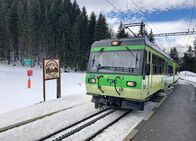 Eisenbahn-Romantik – Stopp am Col de Soud. Die Haltestelle wird auch gern von Skifahrern genutzt, die von hier wieder hinauf zum Col de Bretaye fahren – die Zahnradbahn hat hier auch die Funktion eines Skilifts.