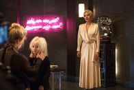 American Horror Story – (v.l.n.r.) Dr. Alex Lowe (Chloë Sevigny); Holden Lowe (Lennon Henry); Elizabeth Johnson (Lady Gaga)