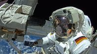 Spacetime – Bildunterschrift: Worauf müssen die Astronauten bei Außeneinsätzen in der Schwerelosigkeit achten?