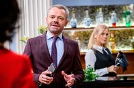 Sturm der Liebe – Erik (Sven Waasner, M.) sieht gegenüber Sophia (Krista Birkner, l.) vorfreudig seiner beruflichen Zukunft entgegen. Während Yvonne (Tanja Lanäus, r.) die beiden beobachtet.