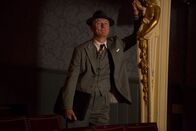 Father Brown – Bentley Duke (Aden Gillett) überwacht die Proben.