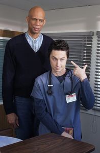 Scrubs - Die Anfänger – Wie ein Zwerg steht J.D. (Zach Braff, r.) vor Kareem Abdul-Jabbar (Kareem Abdul-Jabbar, l.) ...