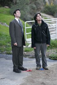 Numb3rs - Die Logik des Verbrechens – Gemeinsam mit Don (Rob Morrow, l.) möchte Charlie (David Krumholtz, r.) beweisen, dass der Student Finn Montgomery keinen Selbstmord begangen hat ...