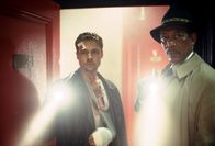 Sieben – Das Schicksal der beiden Detectives David Mills (Brad Pitt, l.) und William Somerset (Morgan Freeman, r.) verknüpft sich immer stärker mit dem des Serienmörders ...