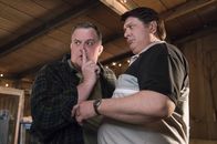 Young Sheldon – Während sich ihre Frauen wegen Bobbi und Sheldon in die Haare bekommen, suchen Herschel (Billy Gardell, l.) und George Sr. (Lance Barber, r.) Zuflucht in Herschels Hühnerstall ...