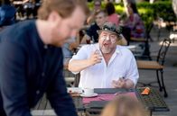 Die Inselärztin – Horst (Armin Rohhde) macht es seinem Sohn Martin (Ole Fischer, li.) nicht immer leicht.; ARD Degeto DIE INSELÄRZTIN - DAS RÄTSEL Uhr im ERSTEN. Horst (Armin Rohhde) macht es seinem Sohn Martin (Ole Fischer, li.) nicht immer leicht.