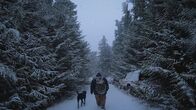 Fernab des Gesetzes – Tim 'Curly' Leach gives up on trying to get his car started and instead heads back towards his skiff to continue his hunt for firewood.(BBC Worldwide Limited)