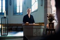 Neumatt – Neumatt Staffel 1 2020 Produktion: Zodiac Pictures Ltd Regie: Sabine Boss/Pierre Monnard Buch: Marianne Wendt Folge 2 Hauptmotiv 4 Hält die Abdankunsrede: Rachel Braunschweig als Katharine Wyss