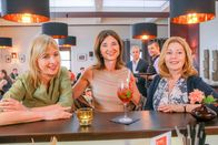 Die Rosenheim-Cops – Verena Danner (Katharina Abt, l.), Dr. Sabine Eckstein (Petra Einhoff, 2.v.l.) und Marie Hofer (Karin Thaler, r.) haben sich kurzentschlossen in Jos (Christian K. Schaeffer, 2.v.r.) Restaurant "Times Square" verabredet und warten auf Dirk Bergmann (Florian Fitz, M.).