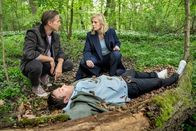 SOKO Leipzig – Moritz Brenner (Johannes Hendrik Langer, l.) und Ina Zimmermann (Melanie Marschke, r.) haben soeben die Leiche von Thilo Jedinger (Andreas Hammer, M.) im Wald entdeckt.