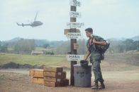 Platoon – Voller Illusionen wartet Chris Taylor (Charlie Sheen) auf den Abflug nach Vietnam ...