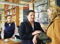 In aller Freundschaft – MDR Fernsehen IN ALLER FREUNDSCHAFT FOLGE 177, "Ich liebe dich, Mama" Uhr. Charlotte (Ursula Karusseit, links) kann nicht glauben, dass Verwaltungschefin Marquardt (Alexa Maria Surholt, rechts) den Drachen als die neue Oberschwester Ruth Faust (Eva Maria Bayerwaltes) begrüßt!