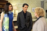 Rote Rosen – ARD ROTE ROSEN FOLGE 1527 Uhr im ERSTEN. Während eines Gesprächs mit Erika (Madeleine Lierck-Wien, r.) wird Benita (Barbara Ricci, l.) klar, was Lorenzo (Cuco Wallraff, M.) vor hat.