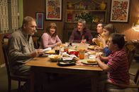 The Middle – (v.l.n.r.) Rusty (Norm MacDonald); Frankie (Patricia Heaton); Mike (Neil Flynn); Axl (Charlie McDermott); Sue (Eden Sher); Brick (Atticus Shaffer)