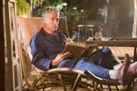 Death in Paradise – Der wohlhabende Kaffeeproduzent Benedict Dacre (Robert Portal) lässt den Abend auf der Liege an seinem Pool ausklingen.