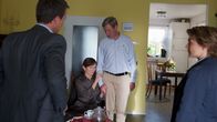 SOKO Wismar – Ulf Marwick ist tot. Jemand hat ihn überfahren und ist dann einfach abgehauen. Für seine Eltern ein Schock. Erst vor Kurzem war Ulf wieder nach Wismar gezogen, weil er eine Stelle an der Schule seines Vaters bekommen hatte. Wer könnte ihrem Sohn so etwas antun? Sven Herzog (Michael Härle, l.), Hilde Marwick (Barbara Schnitzler, 2.v.l.), Jürgen Marwick (Hartmut Lange, 2.v.r.) und Katrin Börensen (Claudia Schmutzler, r.) müssen trotz Trauer durch die Ermittlungen.