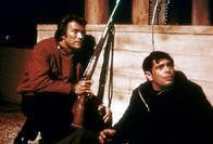 Dirty Harry – Als der Killer ein 14-jähriges Mädchen entführt, können Kriminalkommissar Harry Callahan (Clint Eastwood, l.) und sein Partner Chico (Reni Santoni, r.) ihn bei der Lösegeldübergabe stellen. Doch aus Mangel an Beweisen wird der Mörder wieder freigelassen - und das soll sich bitter rächen ..._Titel: Dirty Harry