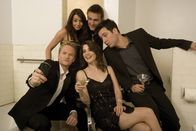 How I Met Your Mother – (3. Staffel) - Rückblick in die wilden Jahre von Ted (Josh Radnor, vorne r.), Marshall (Jason Segel, hinten r.), Barney (Neil Patrick Harris, vorne l.), Lily (Alyson Hannigan, hinten l.) und Robin (Cobie Smulders, vorne M.) ...