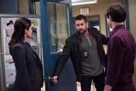 Brooklyn Nine-Nine – (v.l.n.r.) Amy Santiago (Melissa Fumero); Dave Majors (Garret Dillahunt); Jake Peralta (Andy Samberg)