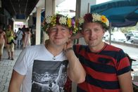 Verrückt nach Meer – Zweiter Offizier Christian Baumann und Reiseleiter Bernd haben Pause und machen einen Ausflug nach Papeete (Tahiti). Die Entertainmentmanagerin Cori hat die beiden gebeten, einen Blumenkranz zu kaufen. Der wird direkt anprobiert.