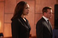 Suits – Die Untersuchungen der Börsenaufsicht sind für Jessica (Gina Torres) und Harvey (Gabriel Macht) eine große Belastung. Niemand in der Kanzlei Pearson Specter scheint mehr sicher.