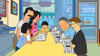 Bob's Burgers – Bob (l.), Linda (3.v.l.), Louise (M.), Gene (3.v.r.), Tina (2.v.l.) und ein paar Gäste sind entsetzt, als sie die negative Rezension von Moody Foodie in der Zeitung lesen ...