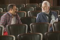 Perfect Harmony – Reverend Jax (Rizwan Manji, l.); Arthur Cochran (Bradley Whitford, r.)