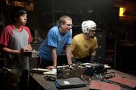 Project: Almanac – Für die Highschool-Freunde Adam (Allen Evangelista, l.), David (Jonny Weston, M.) und Quinn (Sam Lerner, r.) scheint ein Traum in Erfüllung zu gehen: Sie schaffen es, den Prototypen einer Zeitmaschine von Davids Vater in Gang zu bringen, und gestalten sich mit ein paar Zeitreisen nun die Welt, wie sie ihnen gefällt ...