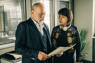 Der Alte – Die Recherche von Julia Lulu Zhao (Yun Huang, r.) hat für Richard Voss (Jan-Gregor Kremp, l.) wichtige Ergebnisse geliefert.