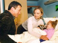 In aller Freundschaft – MDR Fernsehen IN ALLER FREUNDSCHAFT FOLGE 173, "Die eigenen vier Wände" Uhr. Anke (Edda Leesch) und Reiner Körber (Hans Heller) sind erleichtert: Für ihre kleine Tochter Marie (Henriette Zimmeck, rechts) hätte es schlimm ausgehen können.