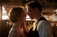 Der Club der singenden Metzger – Fidelis Waldvogel (Jonas Nay) und Eva (Leonie Benesch) sind glücklich miteinander.