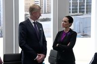 Alles oder Nichts – Kann Melissa (Sarah Maria Besgen, r.) Olaf (Thomas Morris, l.) zum Sieg gratulieren?