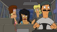 Bob's Burgers – Tinas Geburtstagsparty steht an. Doch als Louise die Fritteuse beschädigt, muss Bob (vorne) einen zweiten Nebenjob als Taxifahrer annehmen, um für die Party zahlen zu können ...