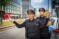Notruf Hafenkante – Claudia (Janette Rauch) und Tarik (Serhat Cokgezen) empfangen die Temposünder, die von ihren Kollegen gemessen wurden.