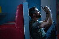 Security - It's Going To Be A Long Night – Antonio Banderas als Eduardo 'Eddie' Deacon